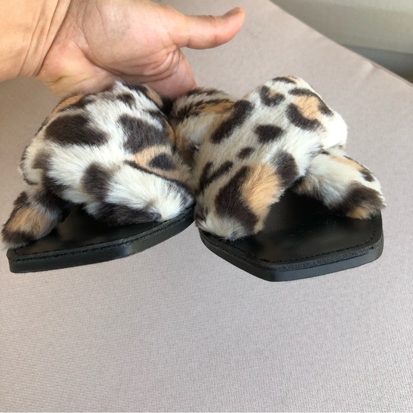 SODA Leopard Faux Fur Criss Cross Slip On Sandals Size 8 - Picture 4 of 11
